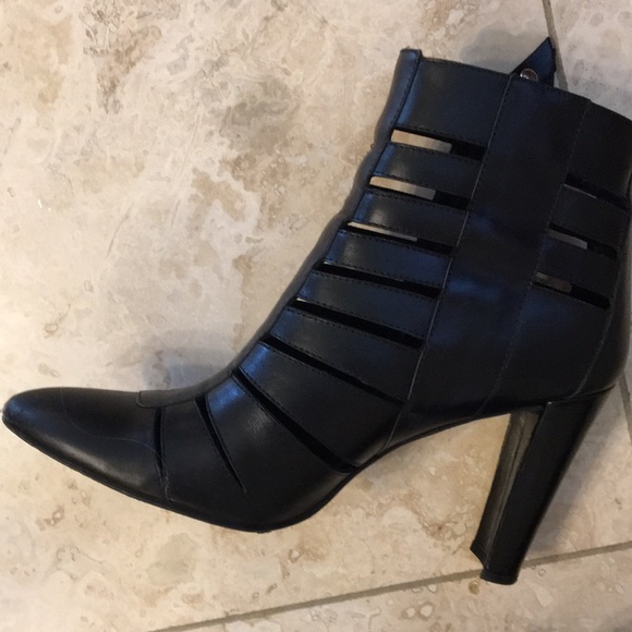 Stuart Weitzman Black Airliner bootie - Picture 5 of 9